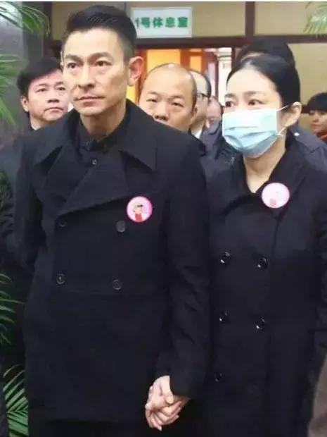 而如今，他为了妻子儿女改变了自己的饮食习惯，这大概就是爱情最好的模样吧。