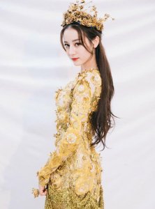 ​迪丽热巴穿金色礼服惊艳亮相，终于知道为什么金鹰女神是你了！